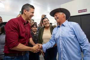 Gobierno entrega 65 viviendas, títulos de propiedad y recursos para la producción en Misiones