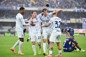Versus / Inter de Milan gana en Verona y pisa los talones al Nápoles