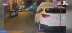 Conductor intentó huir con el capó cubriendo el parabrisas tras chocar en Asunción