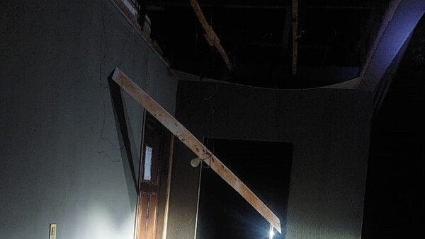 Árbol cae sobre subcomisaría durante tormenta en Itakyry