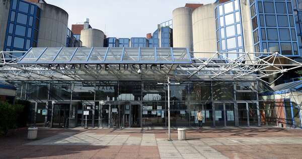 La Nación / Acusan a dos policías de abusar de una detenida en tribunal francés