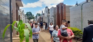 Masiva concurrencia en el cementerio de Encarnación por el Día de los Difuntos