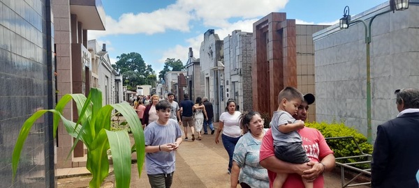 Masiva concurrencia en el cementerio de Encarnación por el Día de los Difuntos