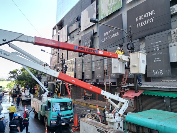 Inician el plan piloto de limpieza de columnas de la ANDE en el microcentro de Ciudad del Este - ADN Digital