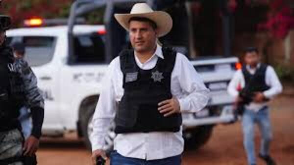 Asesinan al alcalde de Uruapán durante evento público; un agresor fue abatido y dos detenidos