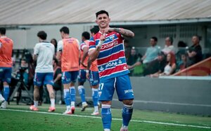 Adam Bareiro anota ante el Santos de Neymar