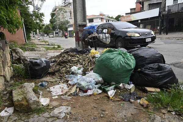 Basura se acumula en barrios de Asunción pese a movida de Bello en Servicios Urbanos - Nacionales - ABC Color
