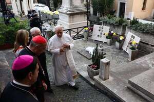 El papa celebró la misa de Difuntos en cementerio de Roma: “La caridad vence a la muerte” - Mundo - ABC Color