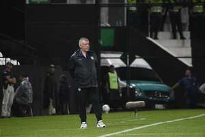 Éver Almeida asegura que en la semana volvieron a entrenar con diez jugadores  - Olimpia - ABC Color
