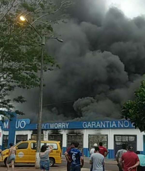 Gran incendio en local de venta de neumáticos en Salto del Guairá apeligra a comercios aledaños - Nacionales - ABC Color