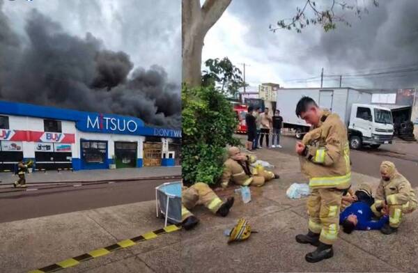 Descuereante laburo de los bomberos para controlar un incendio de la gran…