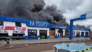 Video: Incendio consume local comercial en Saltos del Guairá