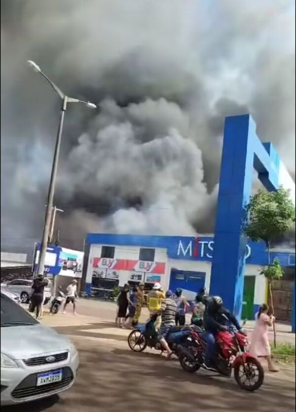 Popular / Gran incendio consume un local de ventas de neumáticos