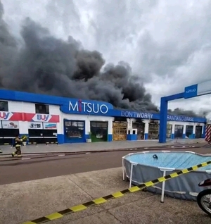 Incendio de gran magnitud consume local comercial en Saltos del Guairá