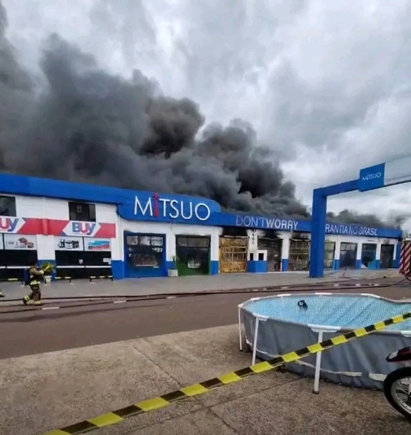 Incendio de gran magnitud consume local comercial en Saltos del Guairá