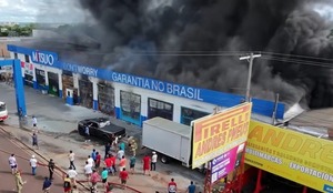 Incendio de gran proporción destruye un local comercial en Saltos del Guairá