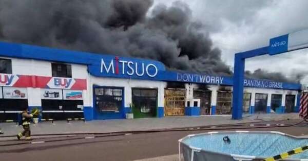 La Nación / Incendio destruyó por completo un local comercial en Saltos del Guairá