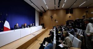 La Nación / Una pareja con hijos figura entre sospechosos del robo en Louvre