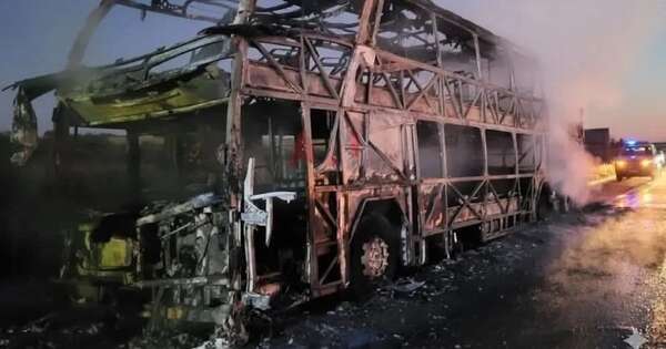 Diario HOY | Bus paraguayo ardió en llamas en ruta de Argentina
