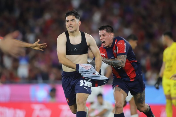 Popular / Con tanto del "Gordinho", Cerro vacunó al Cachique y alcanzó la punta