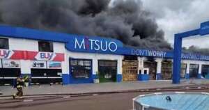 La Nación / Fuego destruyó centro comercial en Saltos del Guairá
