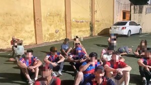Dos policías resultan heridos tras enfrentamiento con hinchas de Cerro Porteño