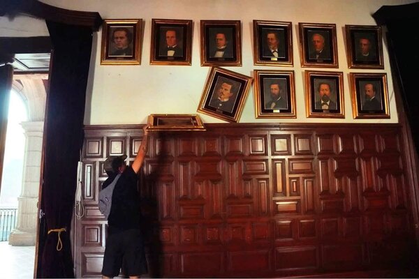 Manifestantes ingresan a Palacio de Gobierno de Michoacán tras asesinato de alcalde