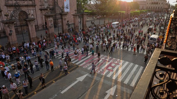 Protestas por el asesinato del alcalde de Uruapan derivan en fuertes disturbios en México
