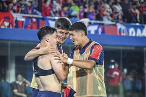 Fiesta completa en barrio Obrero: Cerro triunfó ante Guaraní - trece