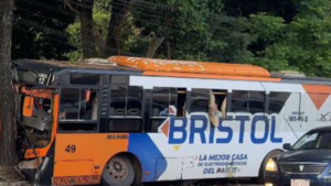 Colectivo sufre falla mecánica, choca contra árbol y deja varios pasajeros heridos en Asunción