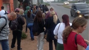 Usuarios reportan escasez de colectivos y precios de plataforma se disparan ante alta demanda