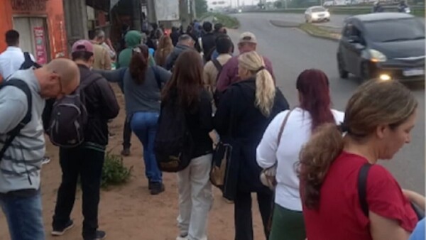 Usuarios reportan escasez de colectivos y precios de plataforma se disparan ante alta demanda