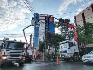 Ciudad del Este: ANDE retira cables en desuso y renueva la red eléctrica - ADN Digital