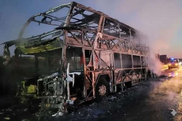 Bus paraguayo ardió en llamas en ruta de Argentina