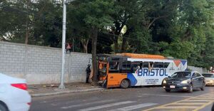 Bus aparentemente sufrió falla mecánica, chocó y dejó varios heridos