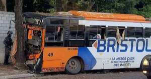 La Nación / Bus chocó contra un árbol y dejó varios heridos sobre la avenida Mariscal López