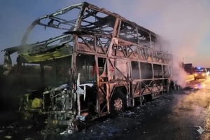 Colectivo de empresa paraguaya se incendió en rutas argentinas - ADN Digital