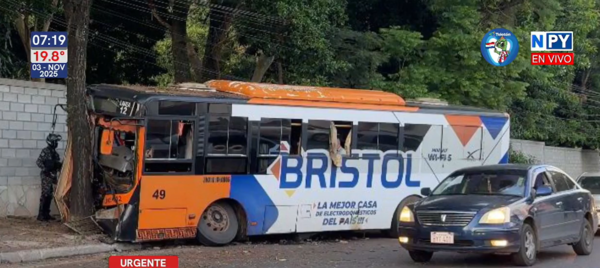 Bus perdió el control y se estrelló contra un árbol en Mariscal López