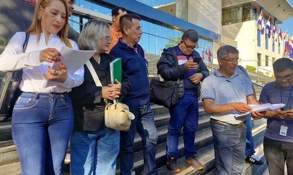 Víctimas de la mafia de pagarés acuden a la Cámara de Diputados para exigir juicio político a ministros de la Corte - OviedoPress