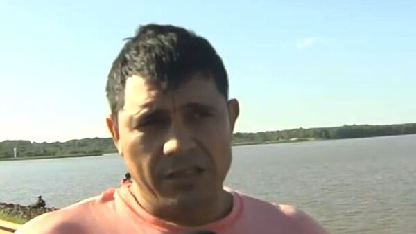 ¡Se salvó de milagro! Cayó con su auto al río Paraná y salió nadando