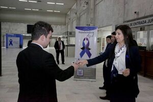 Noviembre Azul: funcionarios recibieron lazos y materiales informativos sobre prevención del cáncer de próstata y colon
