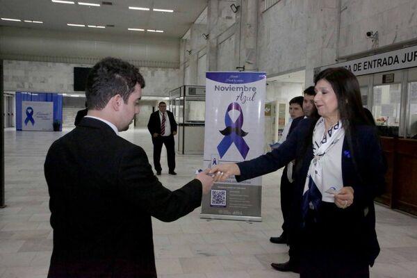 Noviembre Azul: funcionarios recibieron lazos y materiales informativos sobre prevención del cáncer de próstata y colon