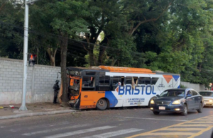 Chofer de bus perdió el control y chocó contra un árbol | Unicanal