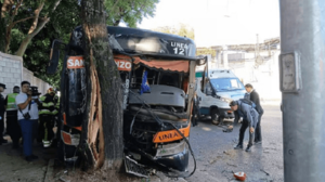 Bus de la línea 12 chocó contra un árbol en Mariscal López y dejó 18 heridos - Noticiero Paraguay