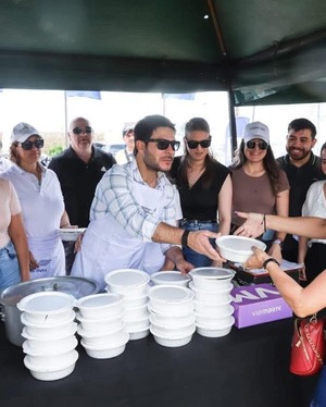 Popular / Ministro Gutiérrez repartió portiju en feria gastronómica solidaria