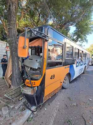 Perdida de control de un bus sobre la Av. Mcal. López deja 17 heridos - Portal Digital Cáritas Universidad Católica