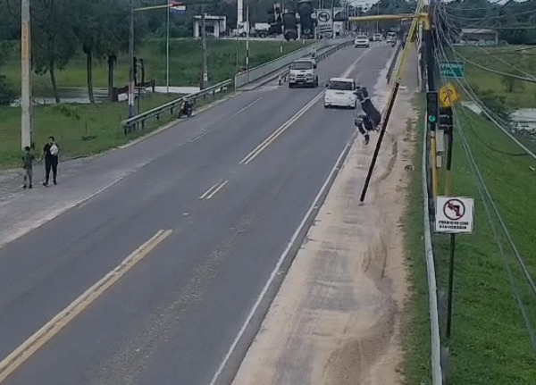 Popular / Brutal caída de un trabajador: cayó de una escalera y quedó cerquita de Kirito