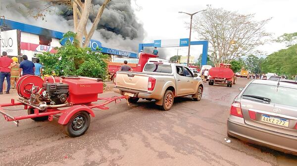 Incendio consume local de venta de neumáticos en Canindeyú