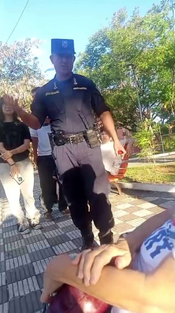 Video: denuncian autoritarismo policial en Plaza de los Desaparecidos - Policiales - ABC Color