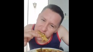 “Chaqueñito” se grabó comiendo vori vori de pollo y le trozaron